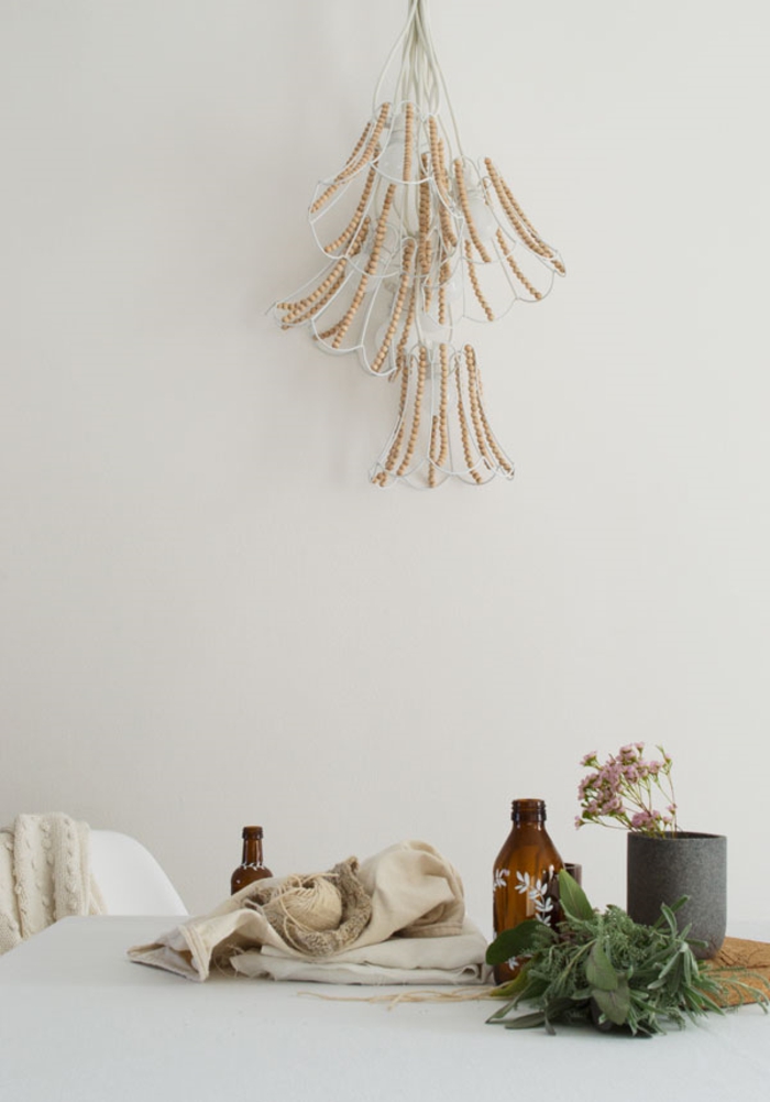 lustre imposant décoré de perles bois, déco à inspiration scandinave