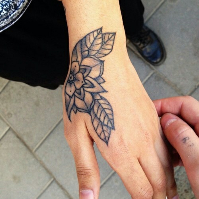 Le tatouage fleur poignet tatouage couleur femme lotus