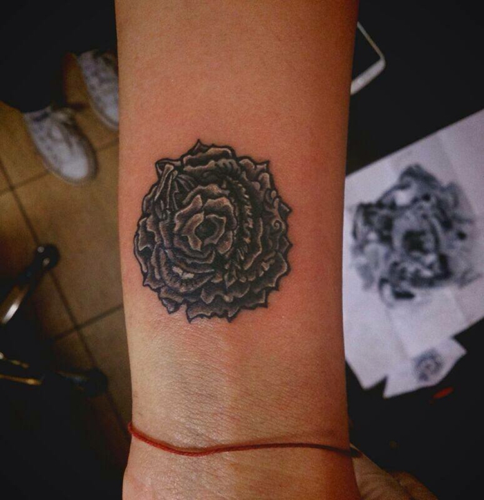 Magnifique tatouage petite fleur tatouage cerisier rose
