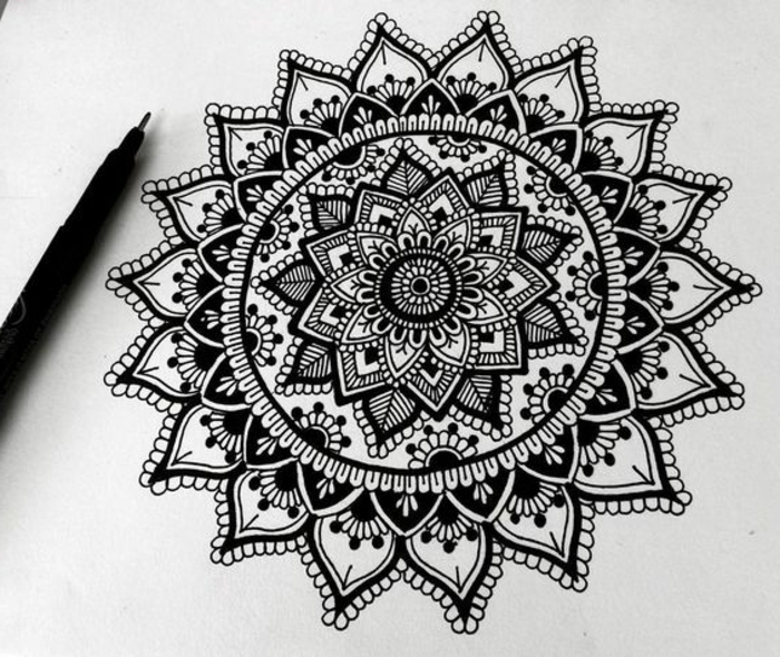 faire un mandala, comment dessiner une rosace, dessin blanc et noir, papier blanc, crayon noir