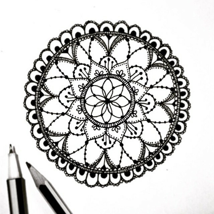 faire un mandala, motifs volutes, cercles, feuilles, mandala blanc et noir, crayons, papier blanc