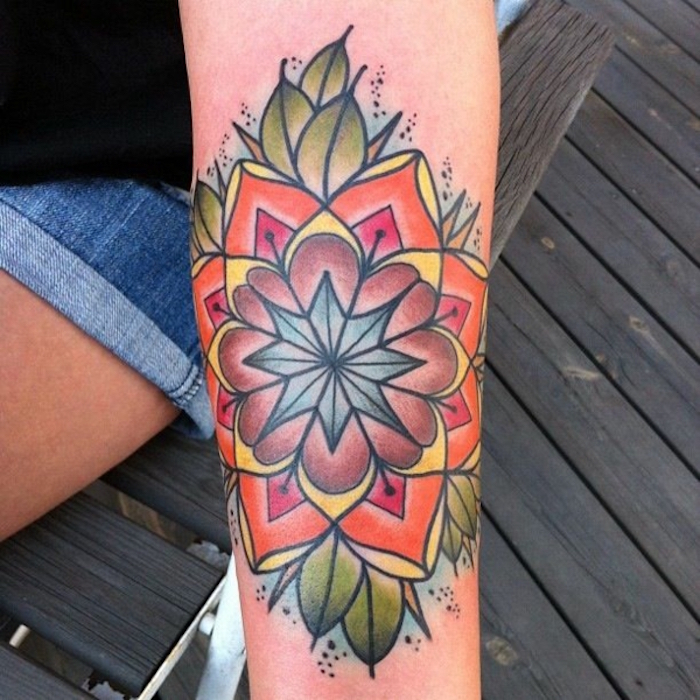 tatouage graphique mandala couleur aquarelle fleurs