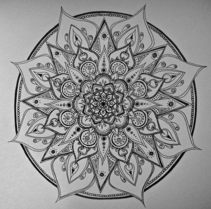 faire un mandala, coloriage mandala, cercles, motifs floraux, mandala blanc et noir