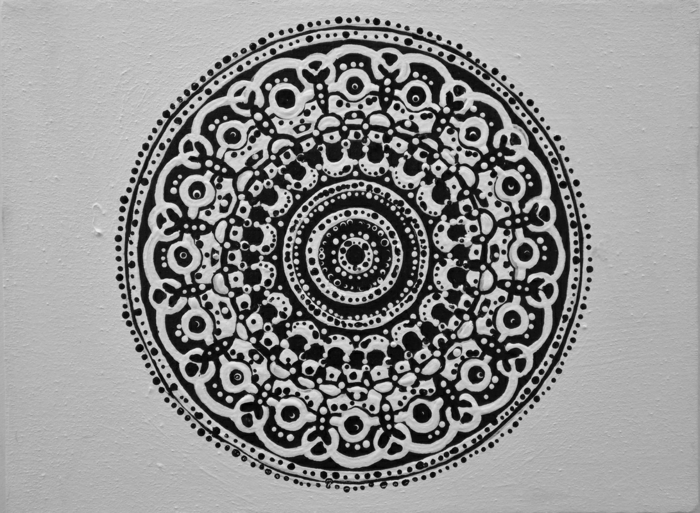 faire un mandala, volutes, cercles, dessin blanc et noir, petit mandala, peinture blanche