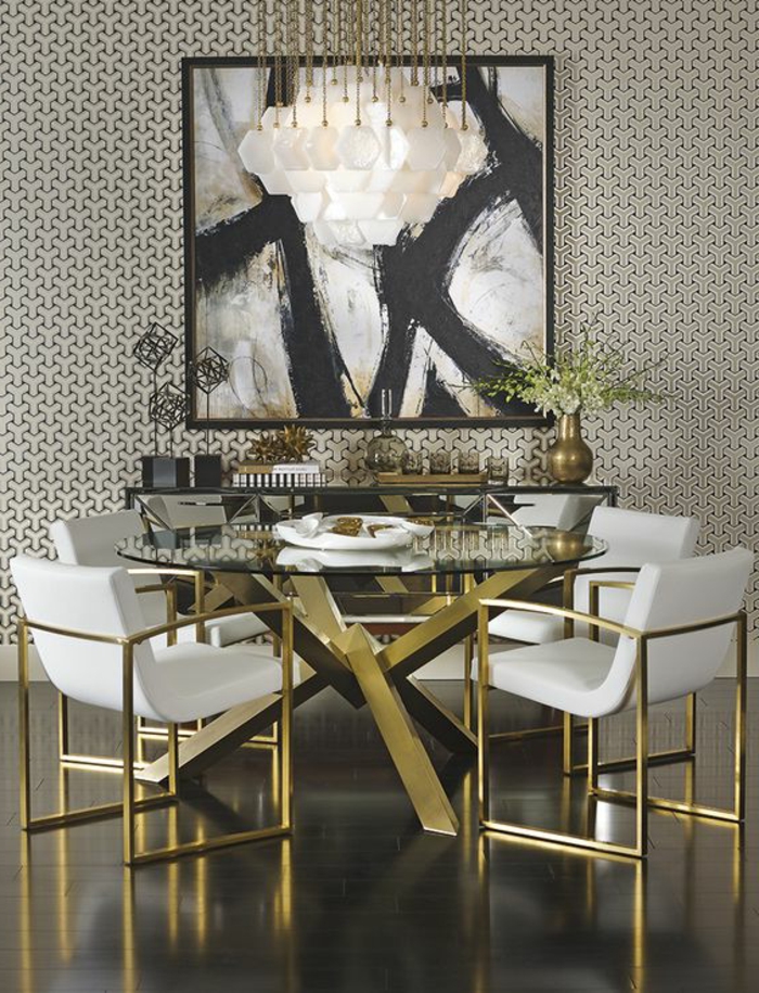 meuble art deco, plafonnier blanc, table en verre et piètement doré, papier peint géimétrique