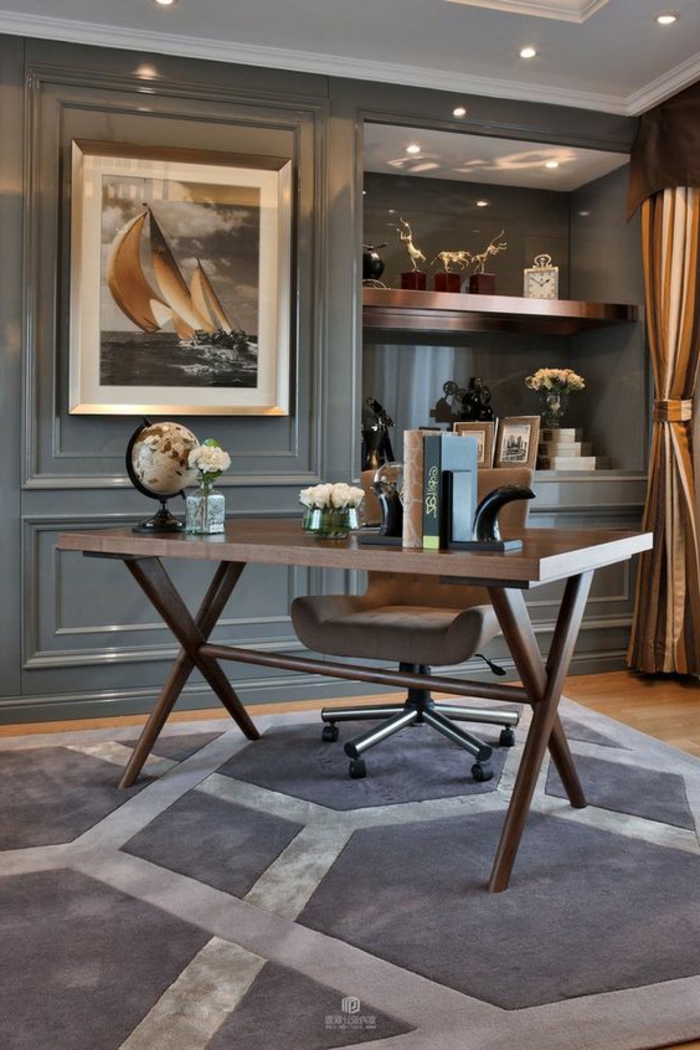 meuble art deco, bureau épuré, chaise pivotante, mur gris, tapis gris, rideaux marrons
