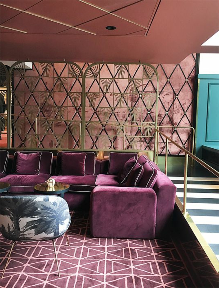 meuble art deco, salon moderne avec fauteuils lilas, tapis lilas, éclairage encastré