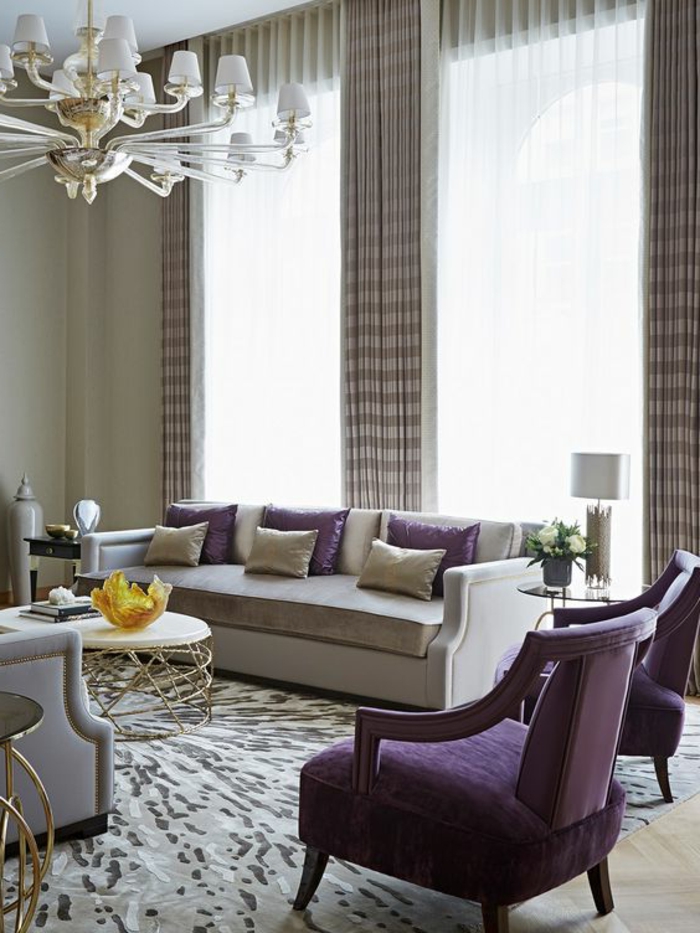 meuble art deco, sofa gris, petite table ronde, chaises mauves, plafonnier nouveau baroque