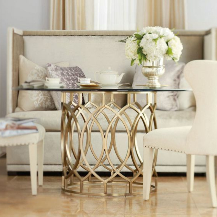 meuble art deco, sofa couleur crème, deux chaises couleur blanche, vase avec des fleurs