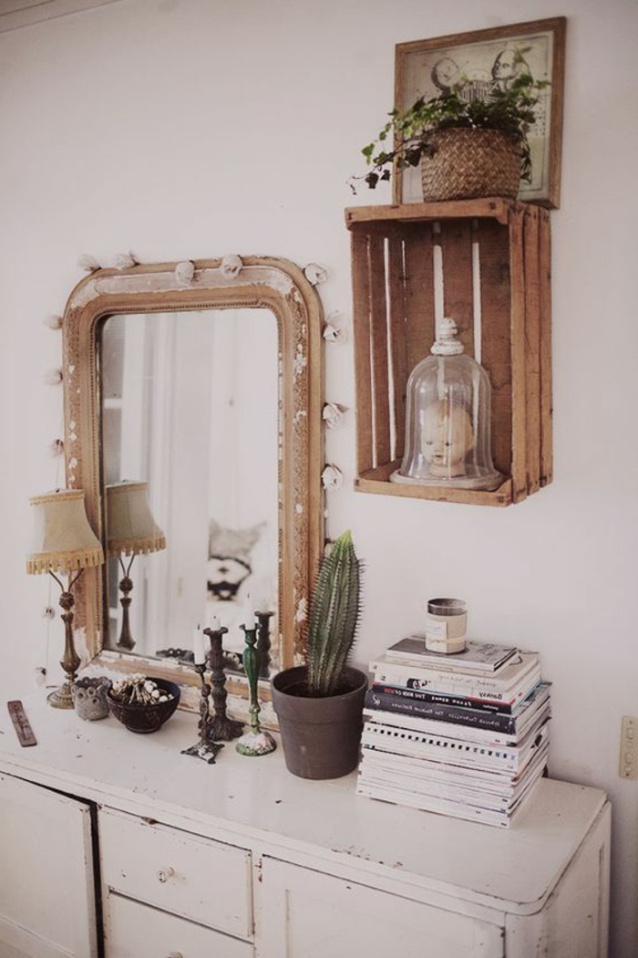 cagette bois transformée en etagere murale recup, accent déco intéressant, plante, cadre dessin, pile de livres, lampe, chandeliers vintage sur une coiffeuse en bois vintage, grand miroir