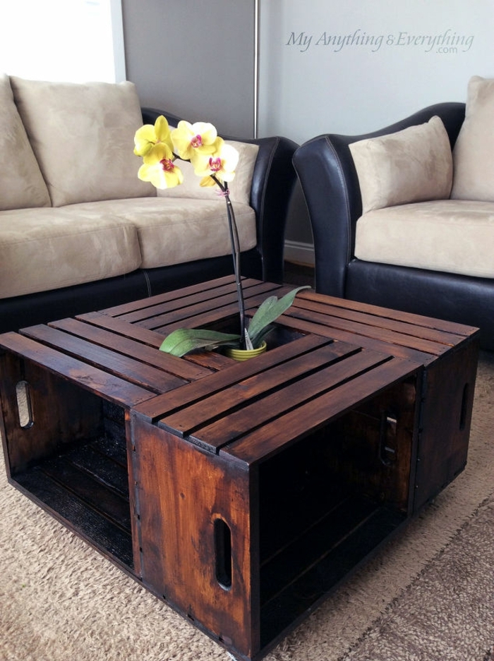 résultats finale, caisses en bois, repeintes de couleur marron, idée comemnt fabriquer une table basse avec des matériaux récup