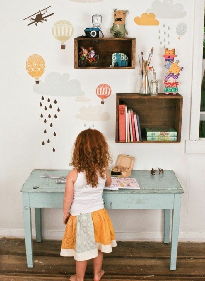 idée de meuble en cagette dans la chambre enfant fille, étagères en bois brut pour ranger jouets et livres, deco murale dessins, table vintage vert