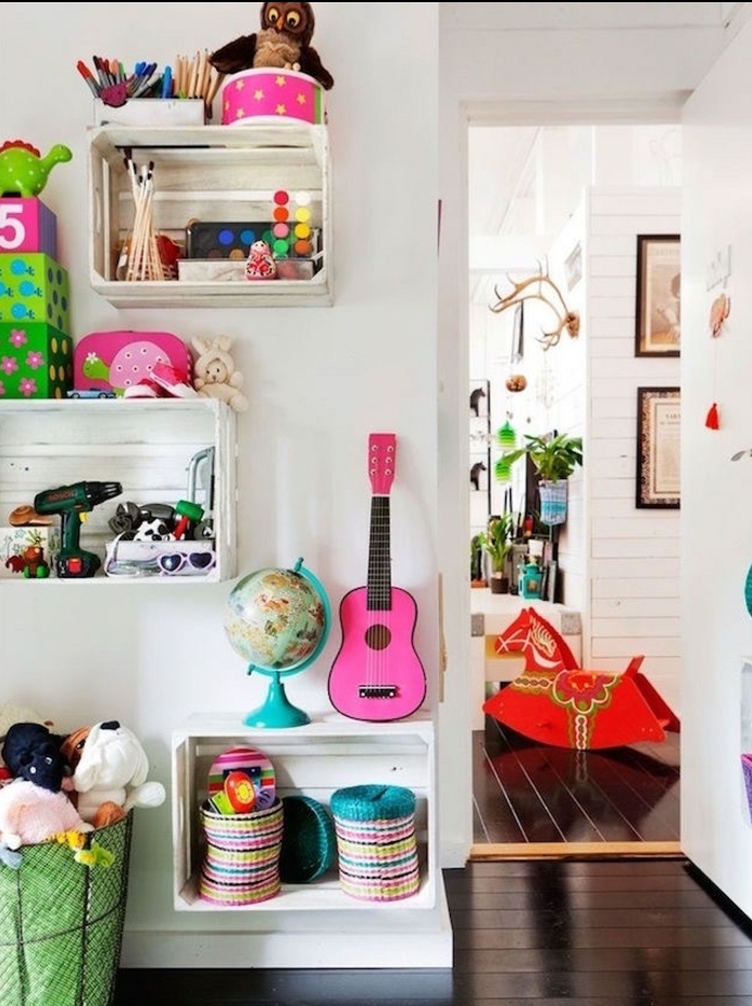 etagere cagette dans une chambre enfant fille, petits rangements muraux pour jouets et decorations chambre enfant, parquet marron