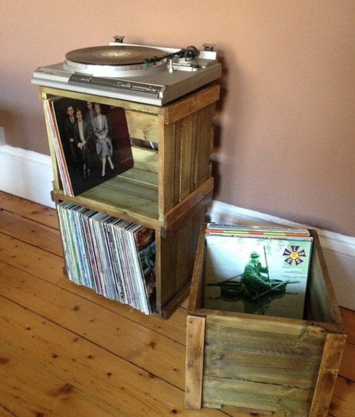 caisses en bois rangement vinyle et table de service gramophone, idée intérieur vintage chic pour les amateur de la musique retro