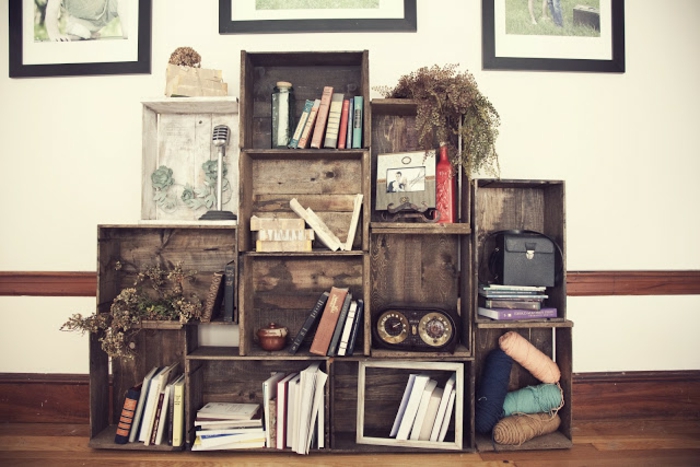 meuble en cagette vintage, bous brut, assemblage de caisses pour ranger des livres, plantes, accessoires deco retro chic