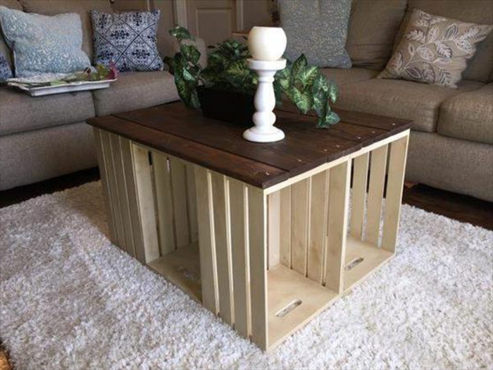 meuble caisses en bois, plateau planches en bois marron, tapis blanc, canapé gris, plante, chandelier, mobilier recup