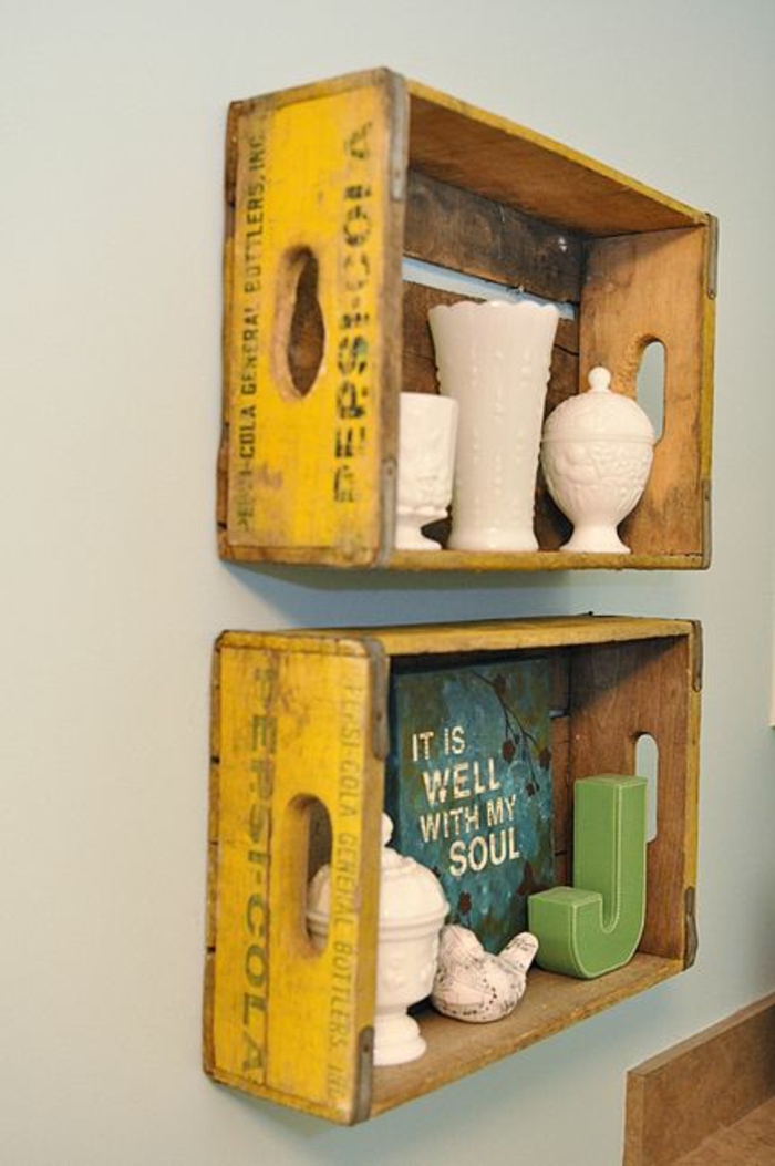 meuble en cagette, etagere jaaune, deux caisses de boix, vaisselles décorative, plaque vintage, lettre décorative colorée
