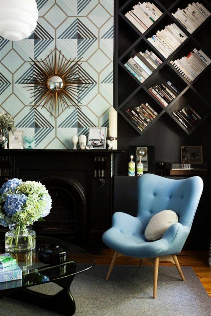 meubles art deco, papier peint turquoise, étagère noire, fauteuil bleu, vase avec des fleurs