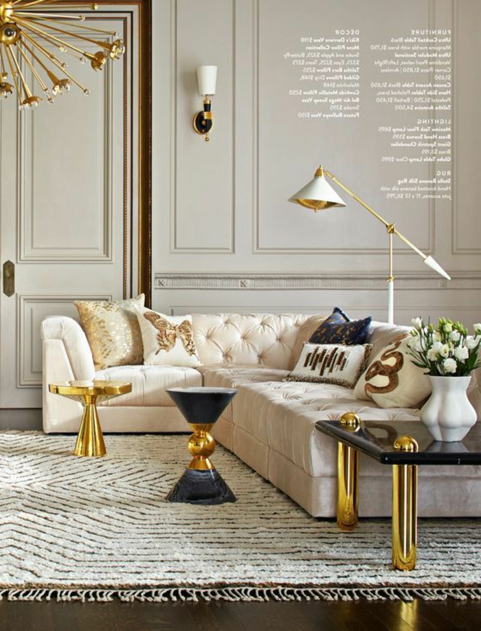meubles art deco, table basse noire, tapis blanc, plafonnier doré, sofa crème capitonné