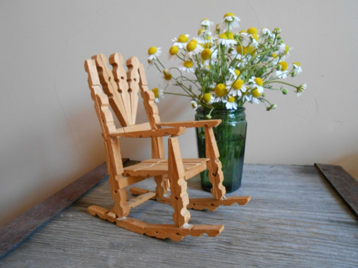 une jolie mini chaise en pinces à linge recyclés réalisée en quelques minutes, que faire avec des pinces à linges en bois