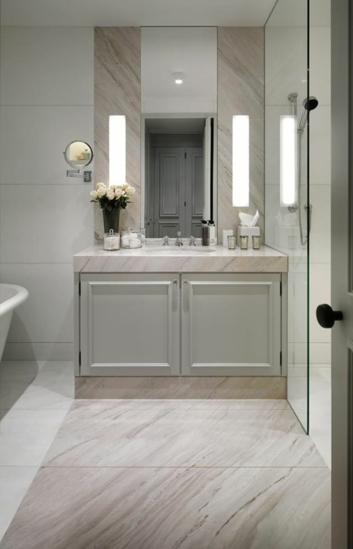 miroir lumineux de salle de bain de style classique revetement carrelage imitation marbre 