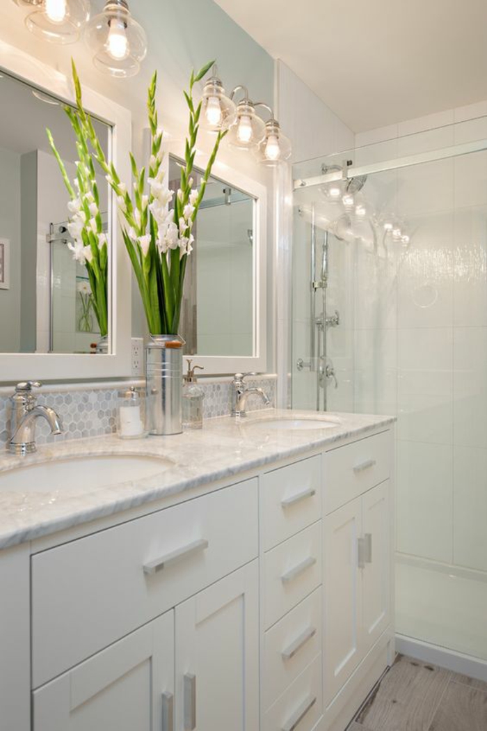 miroir lumineux de salle de bain deux de forme carrée avec des liliums ambiance raffinée 