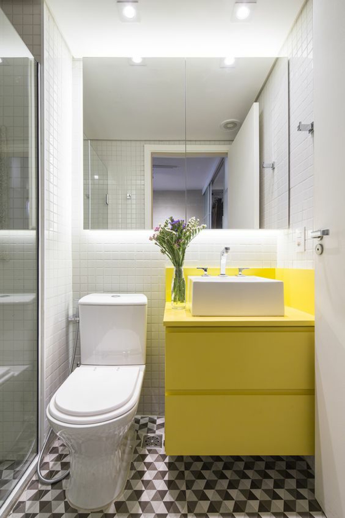 miroir salle de bain éclairant de forme carrée avec meuble suspendu en jaune 