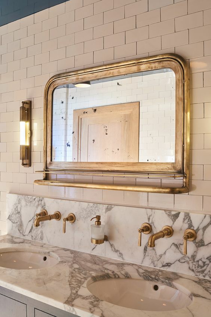 miroirs salle de bain lumineux en métal cuivré d'inspiration classique deux lavabos effet marbré