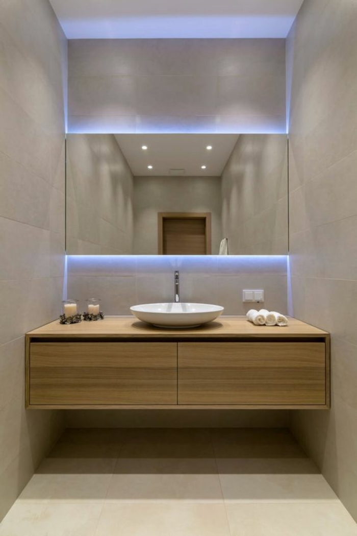 miroirs salle de bain lumineux en lumière bleuatre effet perspective et aggrandissant optiquement l'espace