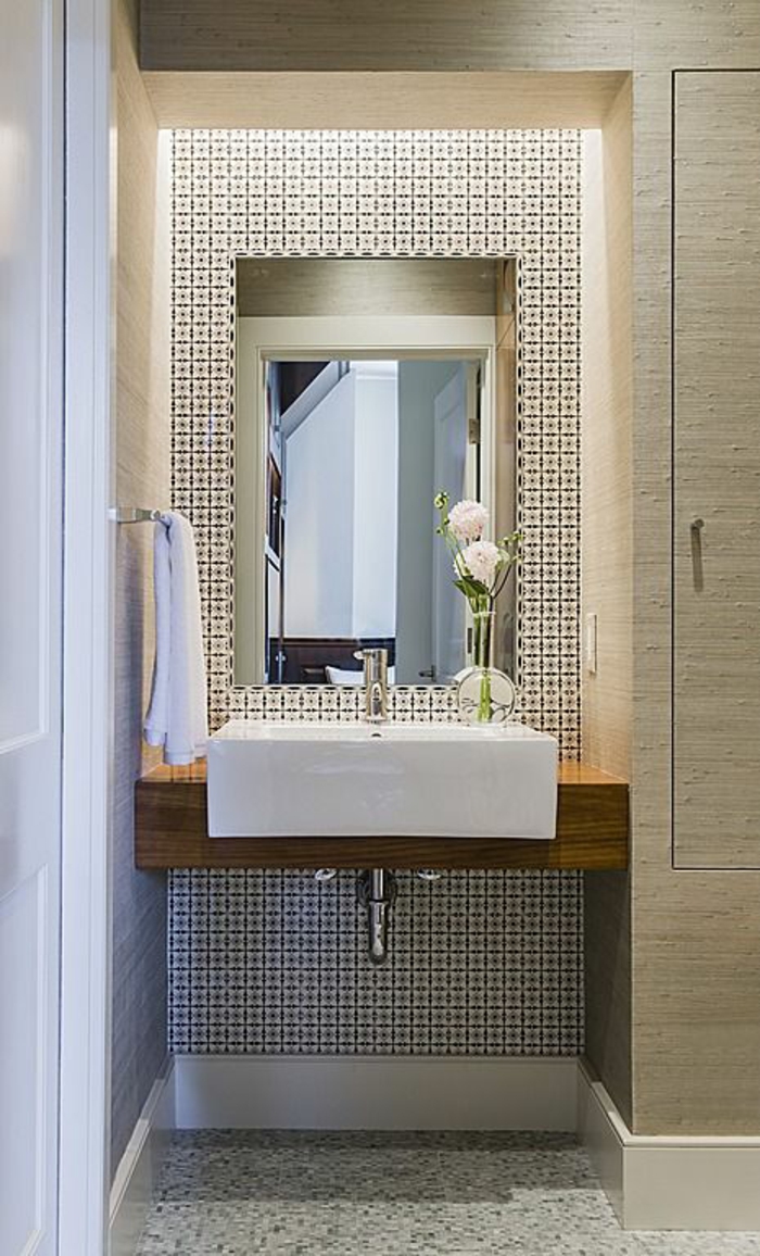 miroir salle de bain lumineux avec zone lavabo ornée de motifs carrés et niche illuminée