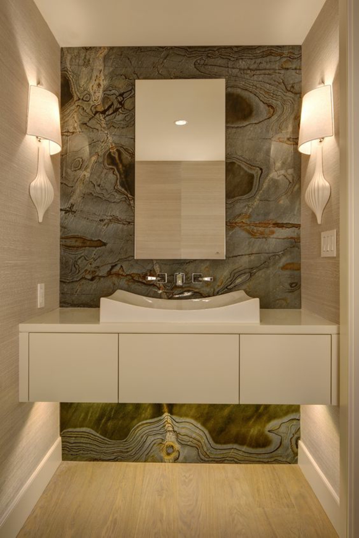 miroirs salle de bain lumineux effet marbre sur un mur en couleurs verte et beige
