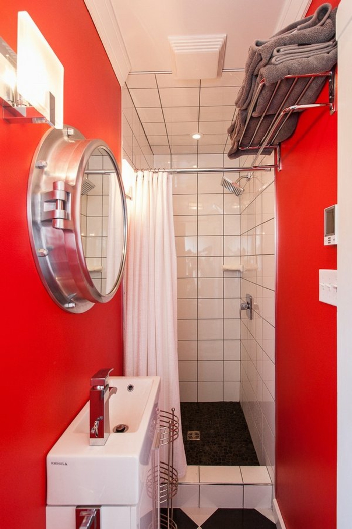 miroir eclairant salle de bain pour un effet de sous-marine en rouge et blanc espace long et étroit 