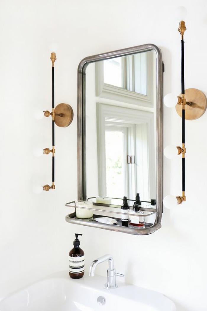 miroir éclairant salle de bain avec des ampoules sur du métal noir