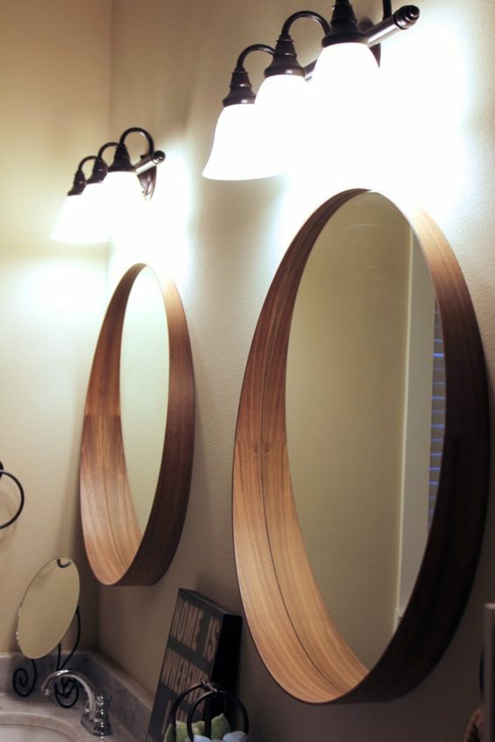 miroir eclairant salle de bain avec cadre en PVC en forme ronde et en relief pour créer des jeux optiques
