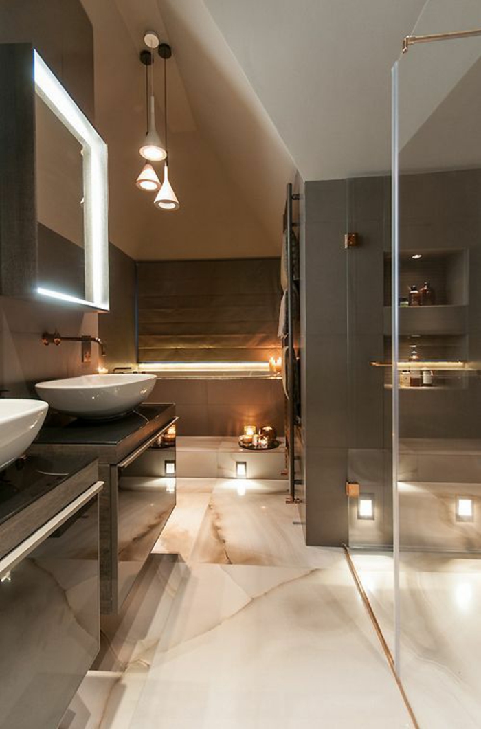 miroir éclairant salle de bain forme carrée avec lumière blanche