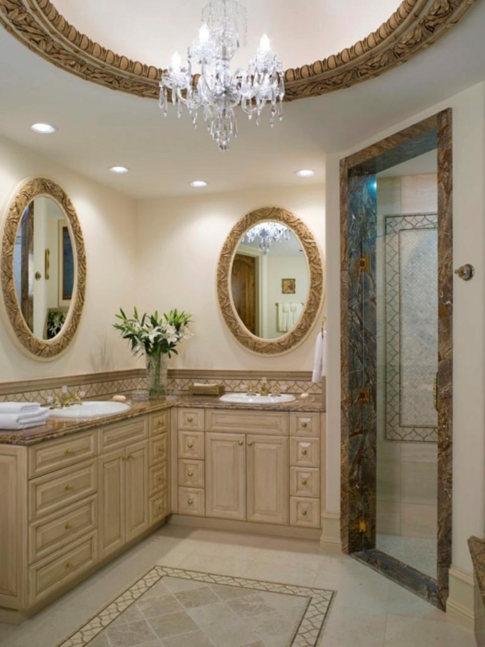 miroir eclairant salle de bain deux en forme ovale motif repris du plafond 