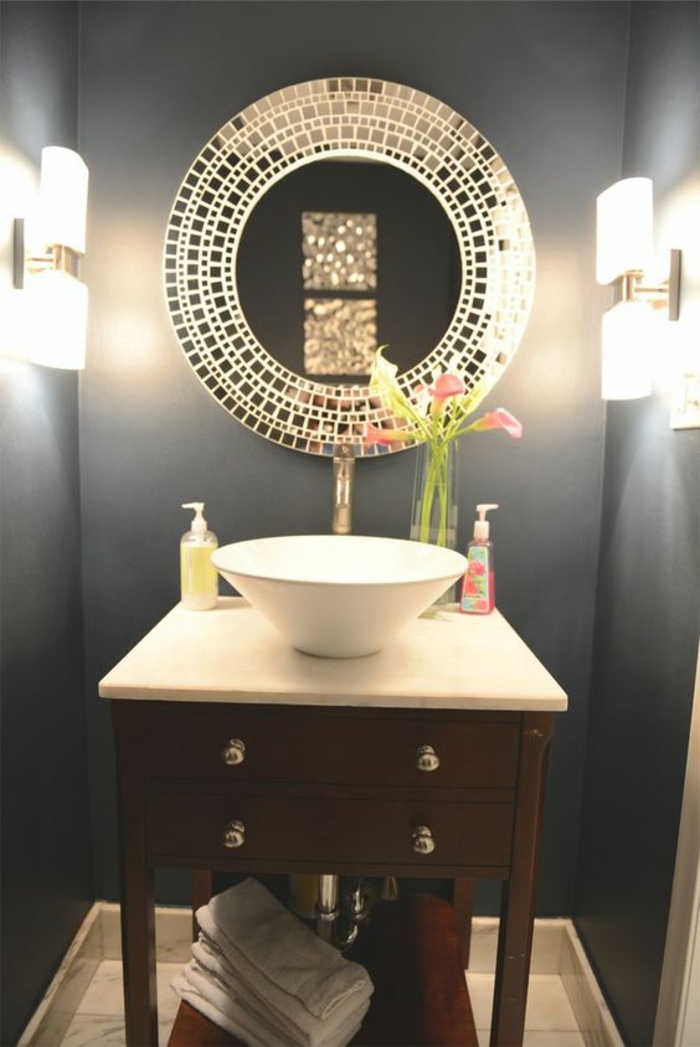 miroir lumineux de salle de bain tout rond avec des motifs étincelants et deux appliques latérales 