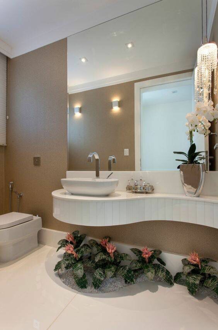 miroirs salle de bain lumineux occupant la plus grande partie du mur avec zone lavabo en forme ondulante