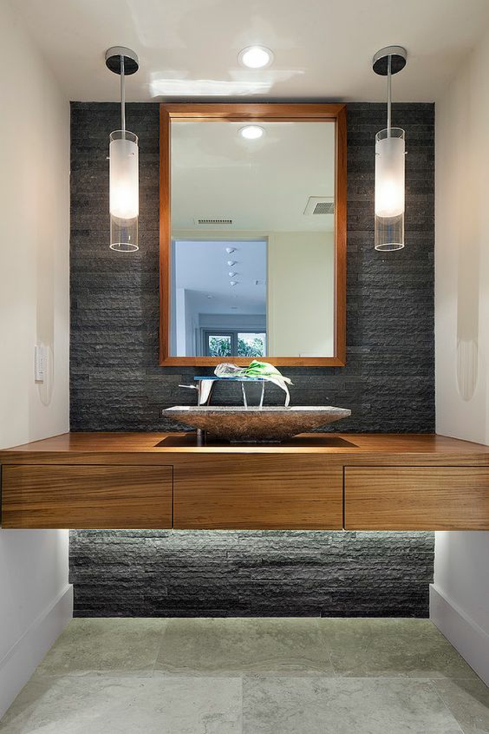 miroirs salle de bain lumineux en gris, blanc et marron deux luminaires en métal et en verre
