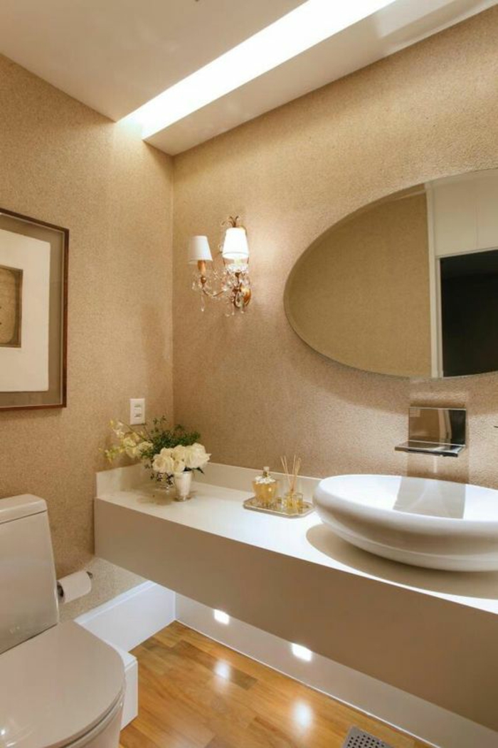 miroir de salle de bain lumineux avec lavabo ovale et déco classique