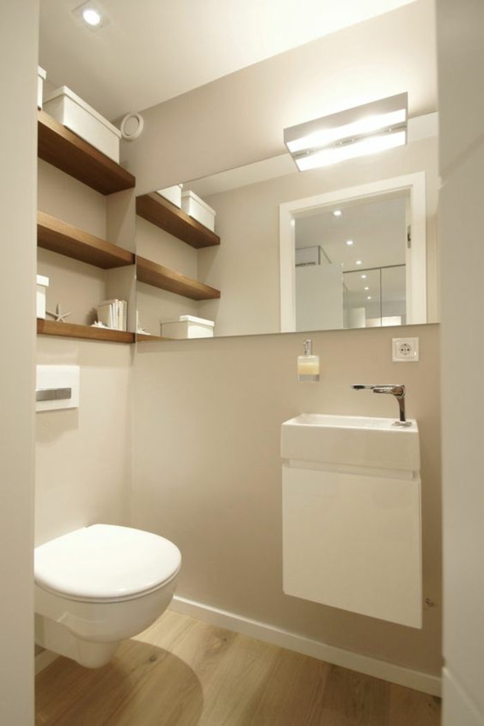 miroir lumineux de salle de bain bien éclairé pour optimiser un espace plus petit