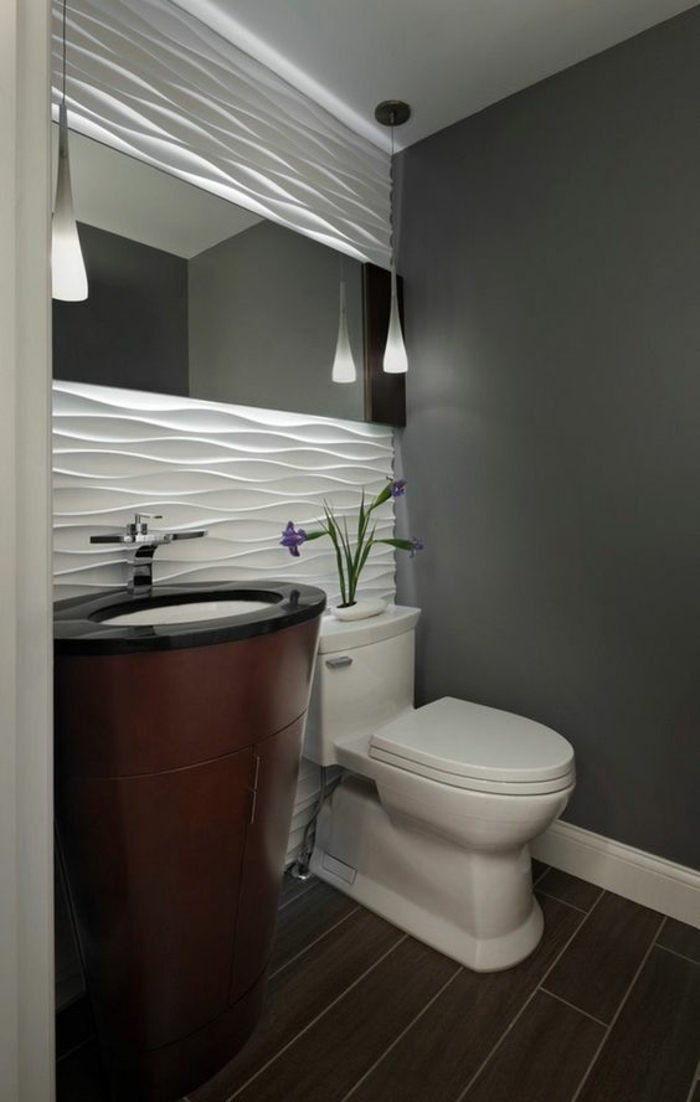 miroir lumineux de salle de bain avec des éléments déco en blanc pour donner davantage de lumière sur le mur