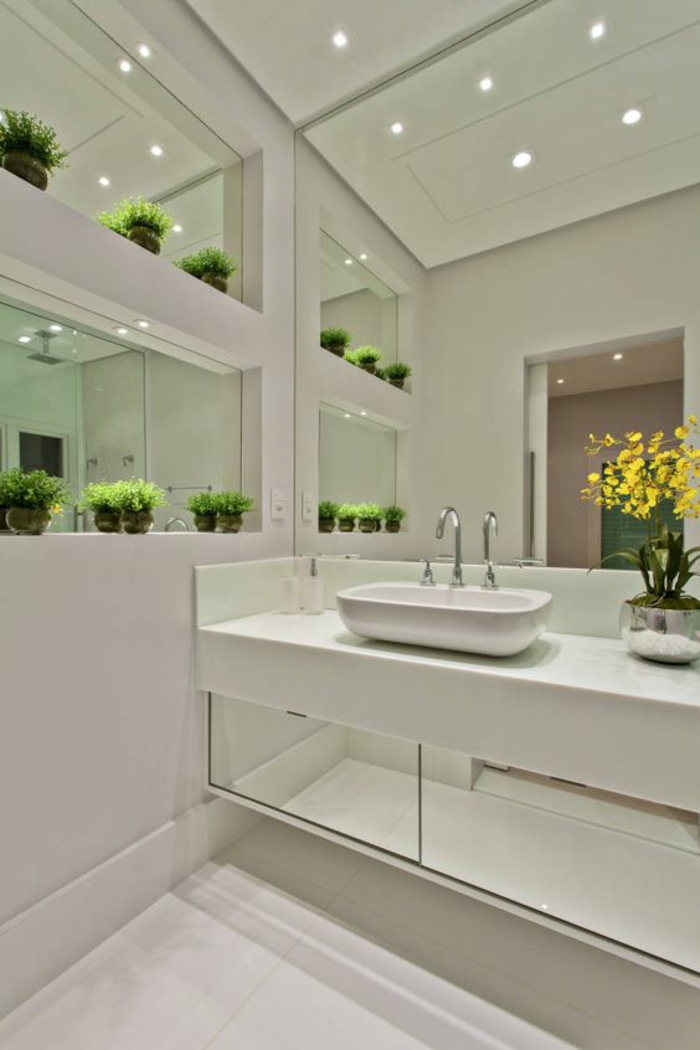 miroirs salle de bain lumineux avec des niches dotées de miroirs elles aussi 