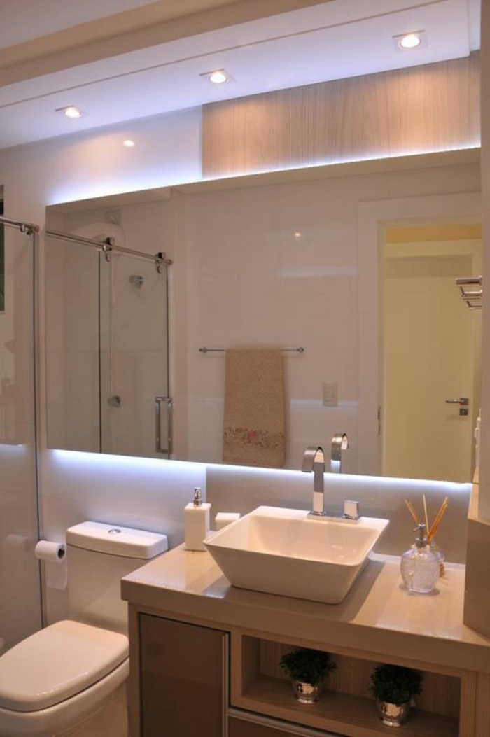 miroir de salle de bain lumineux petit lavabo vasque lumière bleuatre