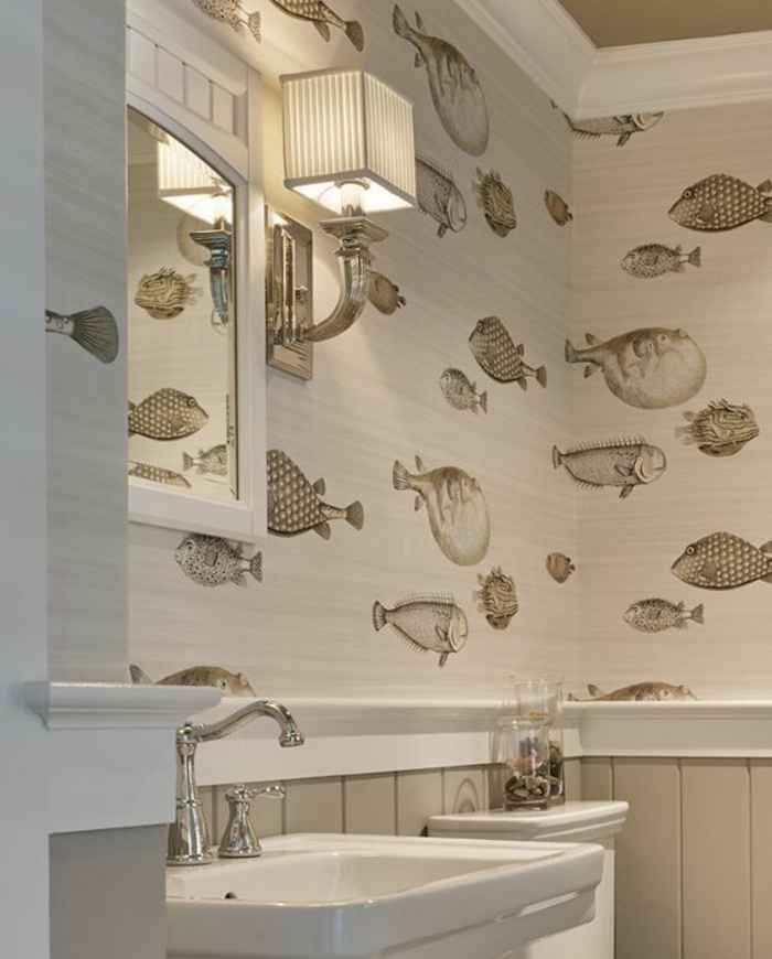 miroir lumineux salle de bain avec grand lavabo blanc et des murs au papier peint avec des poissons exotiques