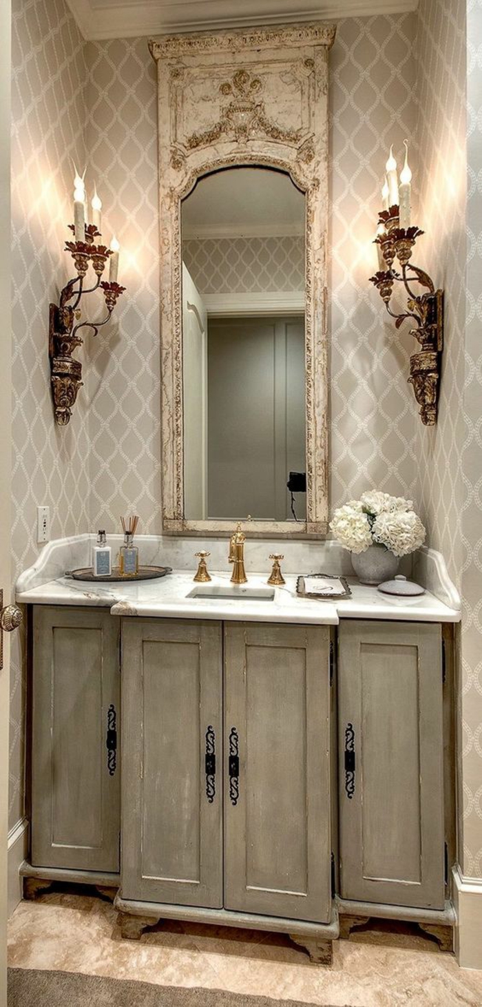 miroir salle de bain éclairant dans un style shabby chic avec des chandeliers de style ancien des deux cotés