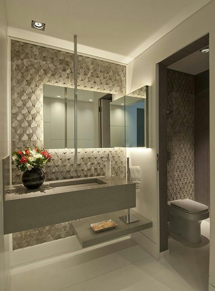 miroir lumineux pour salle de bain dans une composition achitecturale originale et mur imitant les écailles d'un poisson
