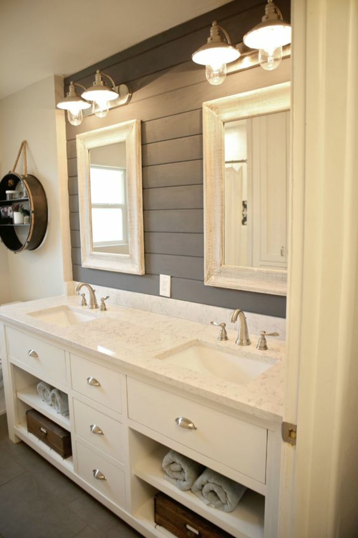 miroir de salle de bain lumineux style chalet en blanc et gris avec deux grands miroirs au cadre blanc