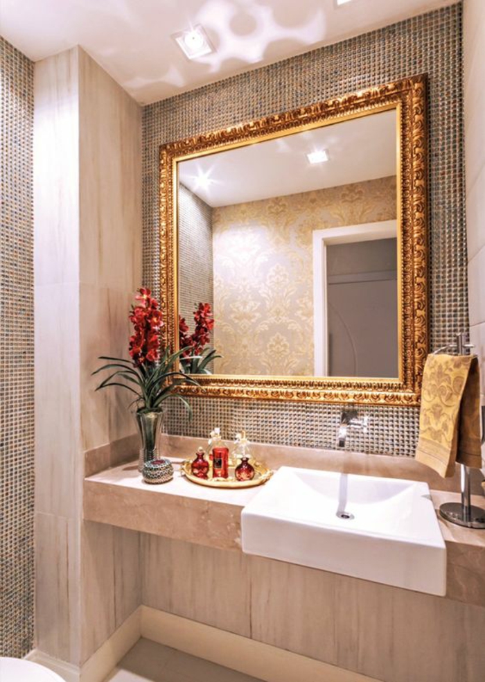 miroir lumineux de salle de bain avec cadre doré dans un style Renaissance