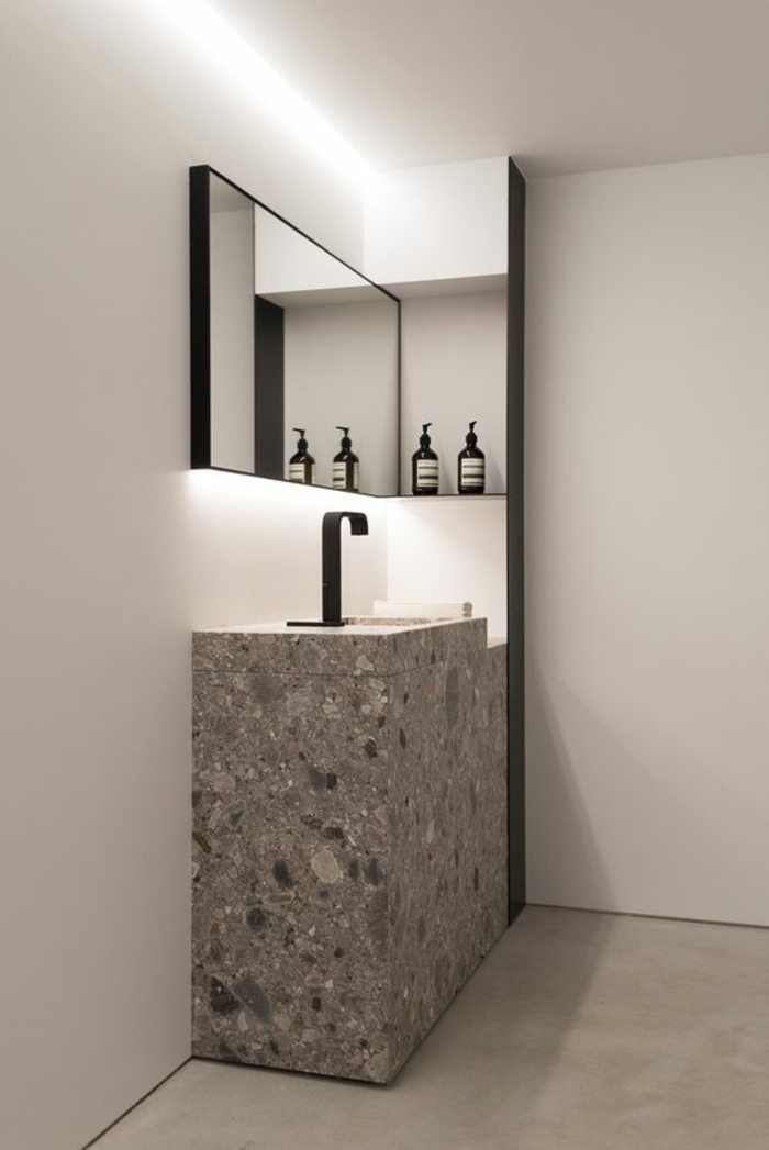 miroir lumineux de salle de bain coin joliment illuminé et lavabo effet de pierre rocheuse montagneuse